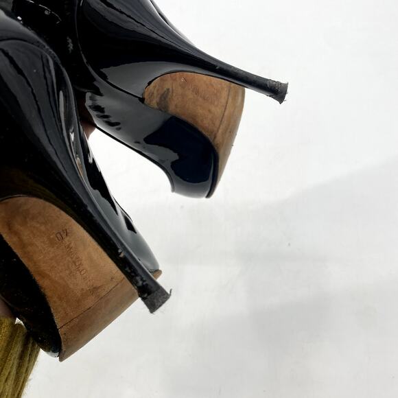 Manolo Blanhik Black Patent Leather Pointed Toe Pumps - Picture 6 of 7